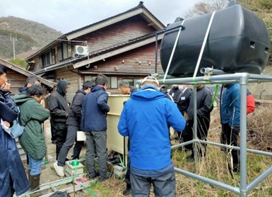 真浦地区の小規模浄水施設にて。